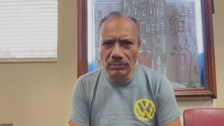 Angustia Padre Con dos Hijos detenidos ‘Alligator Alcatraz’