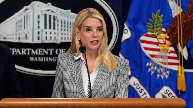 DOJ DESPIDE A MÁS FISCALES INMOLESTOS EN CASOS CONTRA TRUMP