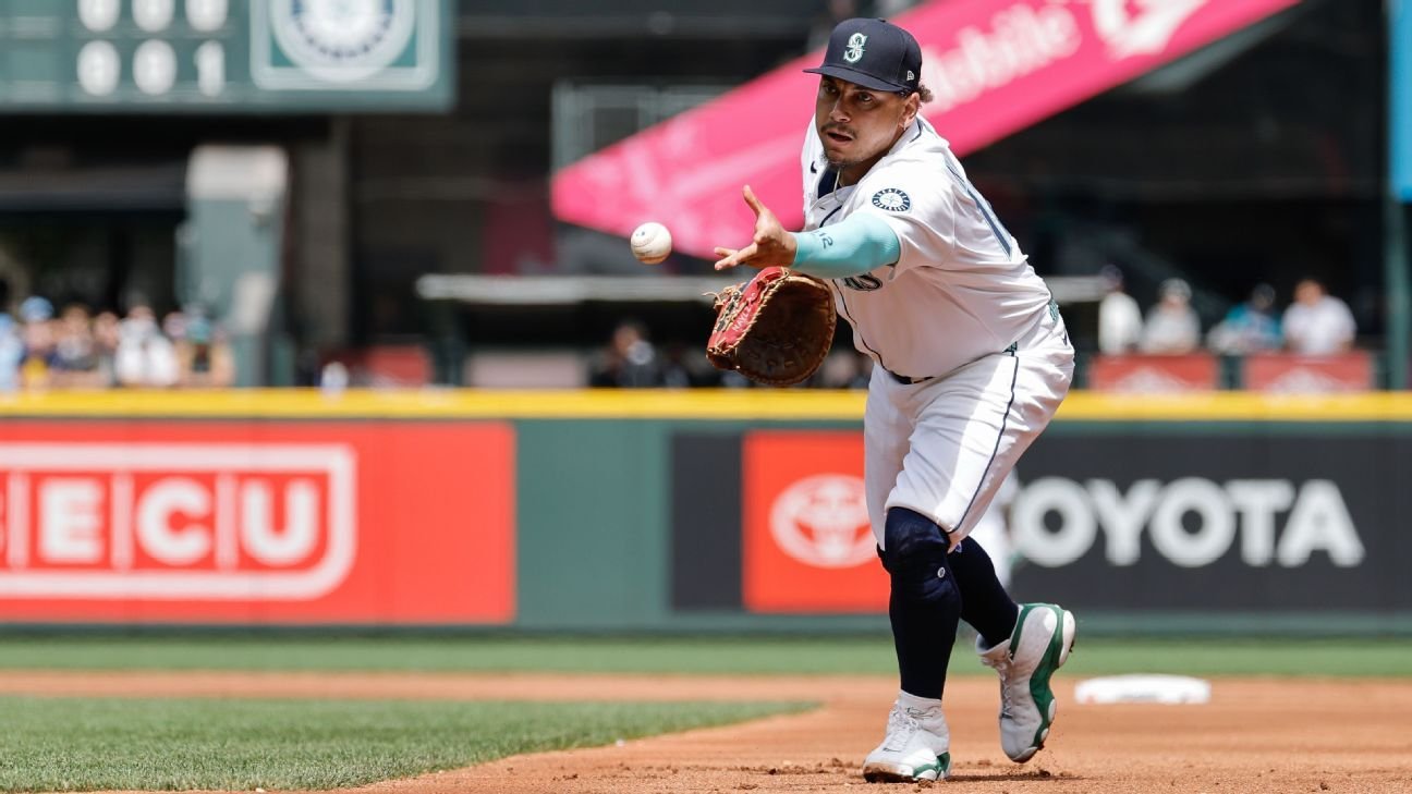 Josh Naylor de los Marineros después del swing, sale temprano
