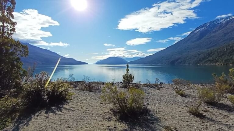 Si hay SOL el LAGO PUELO tiene este color #sinfiltro #otoño 2025 #trekking #argentina ASMR El Turbio