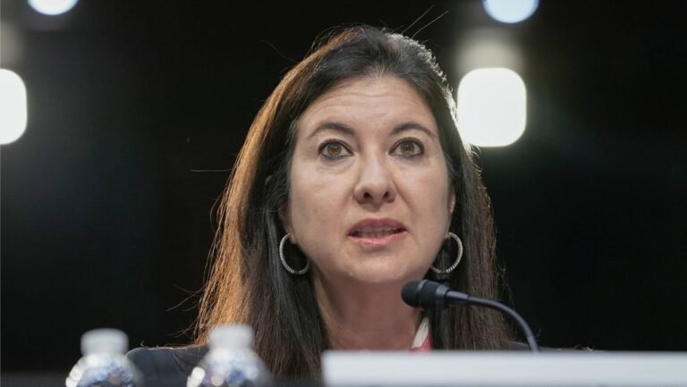 La Gobernadora de la Reserva Federal, Adriana Kugler, Dimite