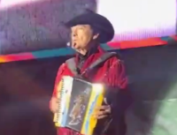 Vocalista de Los Tigres del Norte sufre caída en pleno concierto (video) – Remolacha