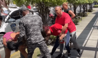 Dos mujeres se van al bollo frente a cuartel policial (video) – Remolacha