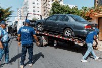 Retiran chatarras y vehículos mal estacionados en Ensanche Quisqueya – Remolacha