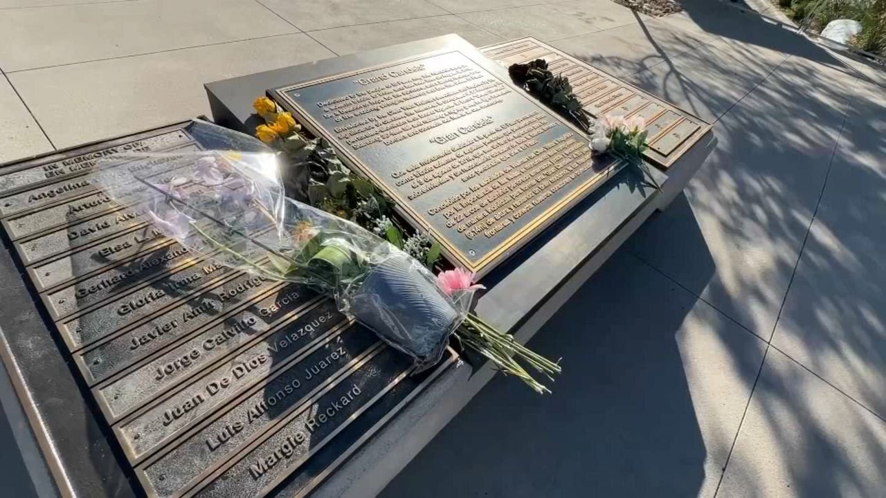 Familias Acuden Al Jardin de la Sanación Aniversario Masacre
