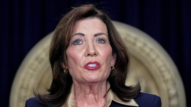 Trump y Hochul Haban por teléfono Sobre Fianza Sin Efectivo