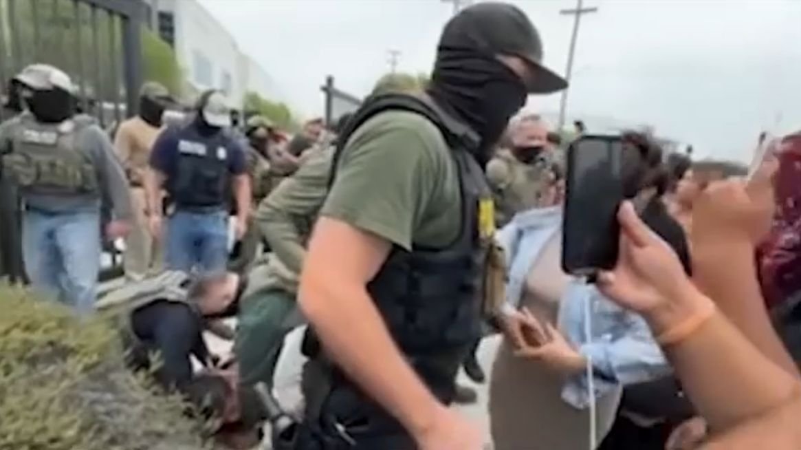 Tratan de evitar que agentes federales cubran su rostro