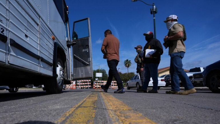 Jueza suspende iniciativa Trump Deportaciones ‘Vía Rápida’