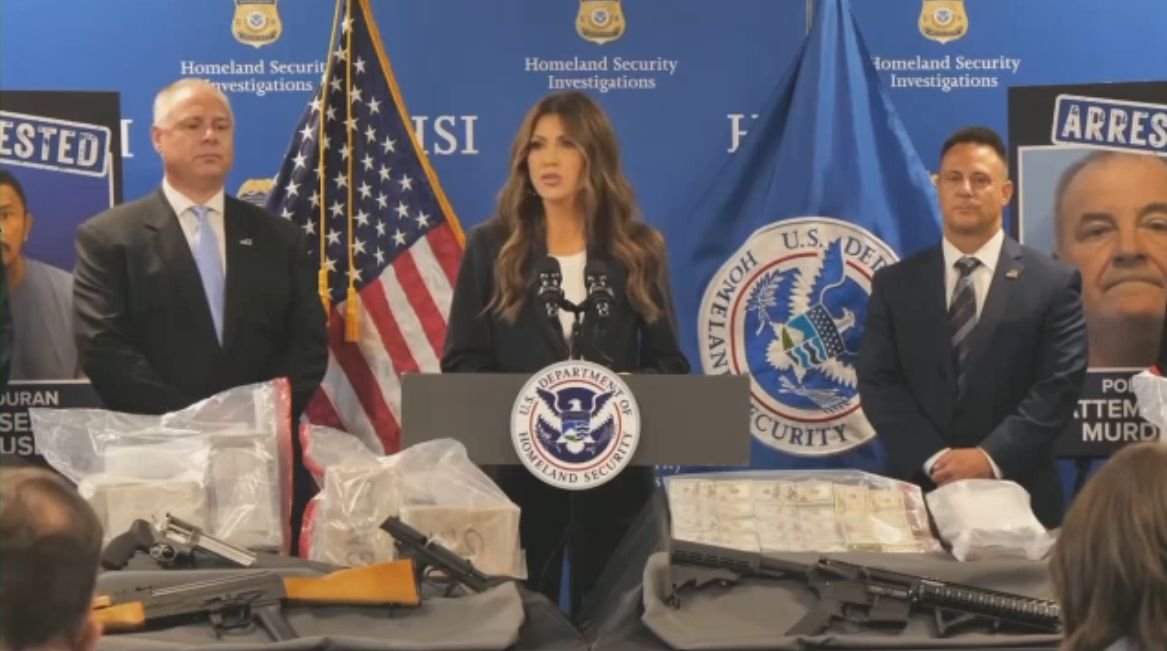 Noem intensifica sus cryticas contra ‘ciudes santuario’