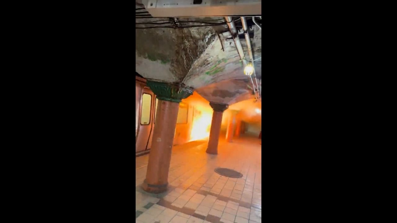 Llamas y Humo Obligan a Pasajeros a Evacuar Tren
