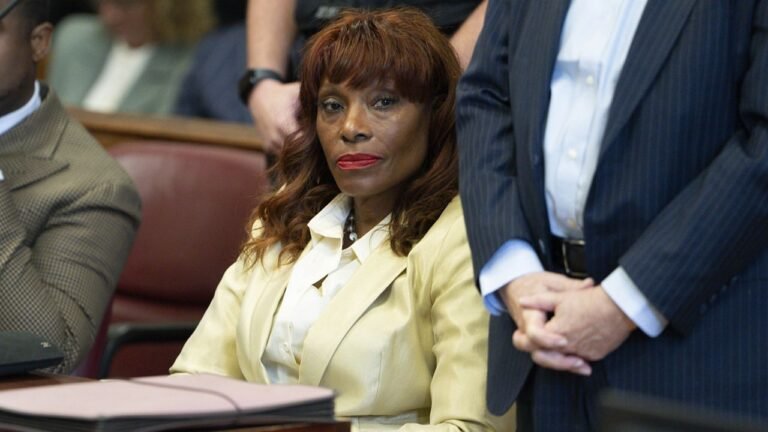 Exasesora de Adams se declara sin culpable