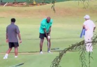 Captan a LeBron James jugando golf en La Romana (video) – Remolacha
