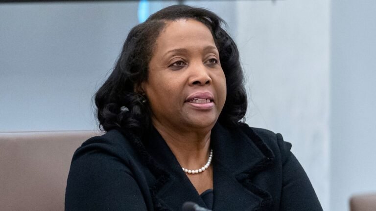 Tribunal decidir que Lisa Cook Puede Seguir como Gobernadora