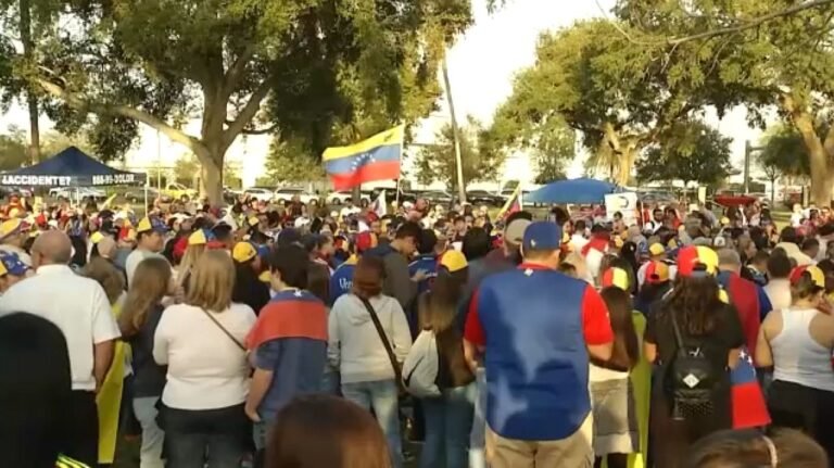 Juez Federal Frena intento de suspender TPS para Venezolanos