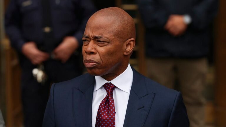 Adams afirma que planea permanente en la contienda