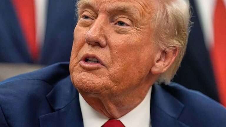 Trump Utiliza Cierre del Gobierno para REPARTIR DESPIDOS