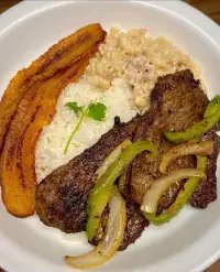 Comida de las 12: Arroz, bistec, ensalada de coditos y frito maduro