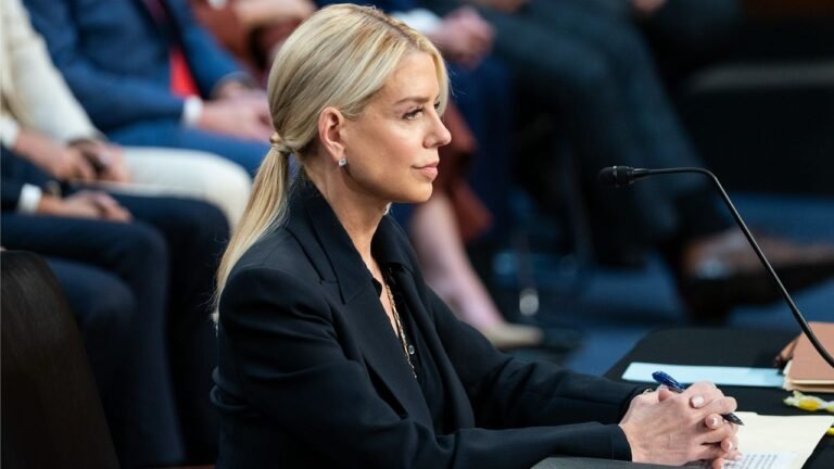 Pam Bondi elude las preguntas de demócratas en el Congreso