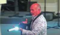 ¿Quéseto? Pastor sorprende predicando con un fusil