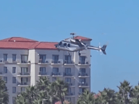 Momento en que helicóptero se estrella en playa de California