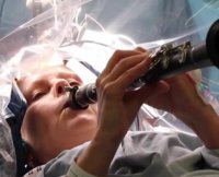 Doña toca el clarinete mientras le operan el cerebro (video) – Remolacha