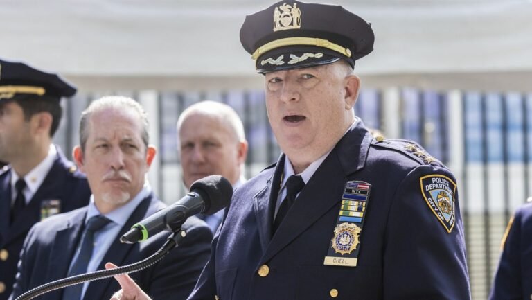 El Jefe de Departamento del Departamento de Policía de Nueva York, John Chell, se jubila