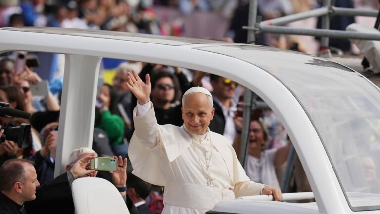 El papa León XIV visitando Turquía y Líbano