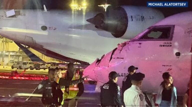 Decenas de Viajeros Varados Tras la Colisión de Dos Aviones