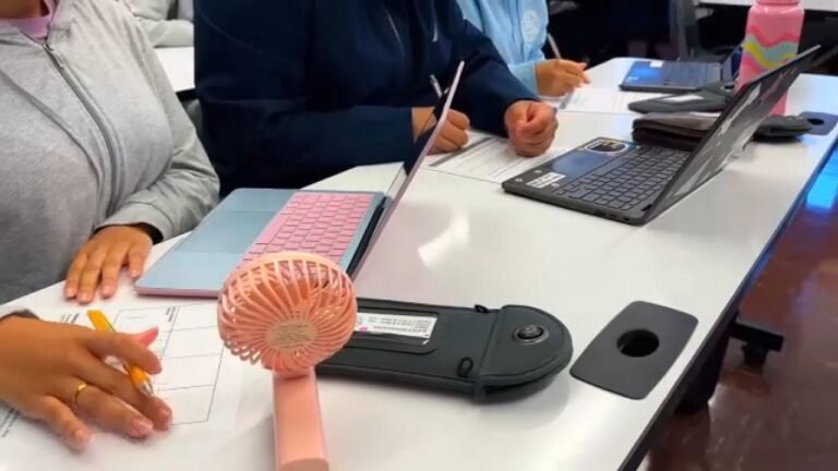 Resaltan prohibición de teléfonos en escuelas públicas de NY