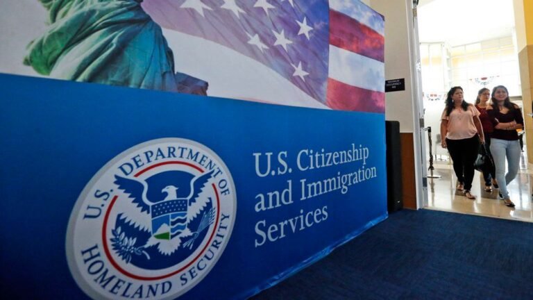 Demandan a Trump por tarifa de $100.000 para visa H-1B