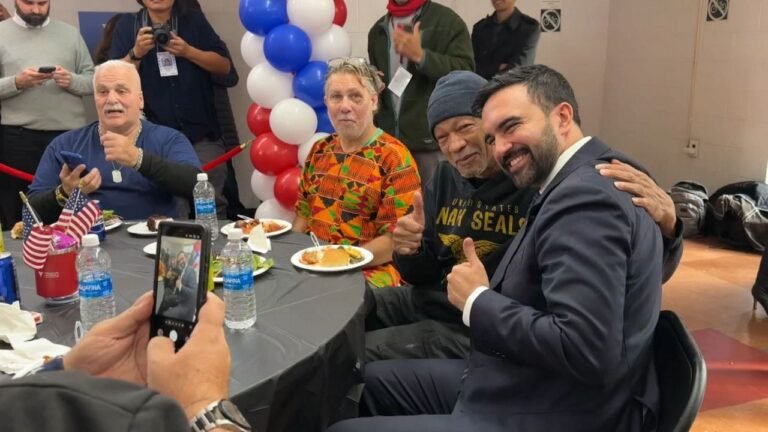 Mamdani recoge comida para los veteranos