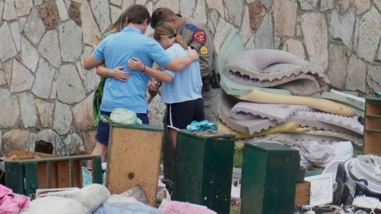 Familias en Texas exigen un Camp Mystic