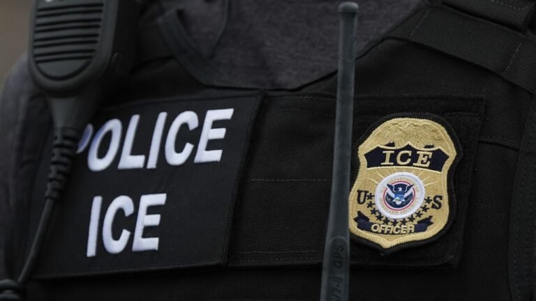 Video muestra a agentes de ICE irrumpiendo en una casa