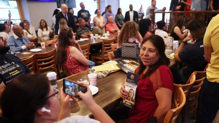 Dos tercios de latinos votan por las candidatas demócratas