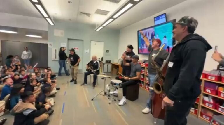 ‘Ozomatli’ comparte su música con estudiantes en Los Ángeles