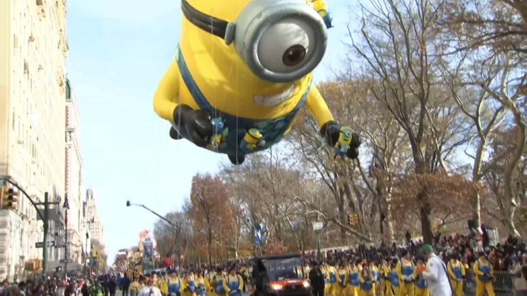Multitudes asisten al desfile de Acción de Gracias