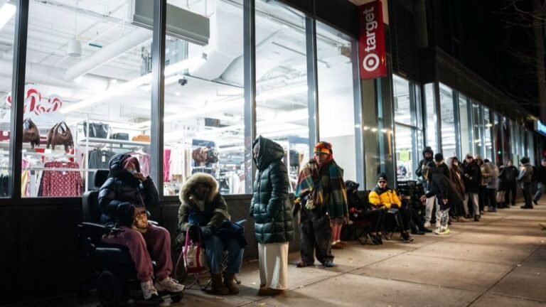 Compradores acuden a ventas del Black Friday con ánimo