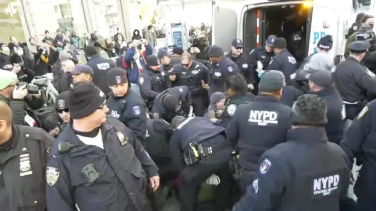 La policía de Nueva York arresta a varios en protestas contra ICE
