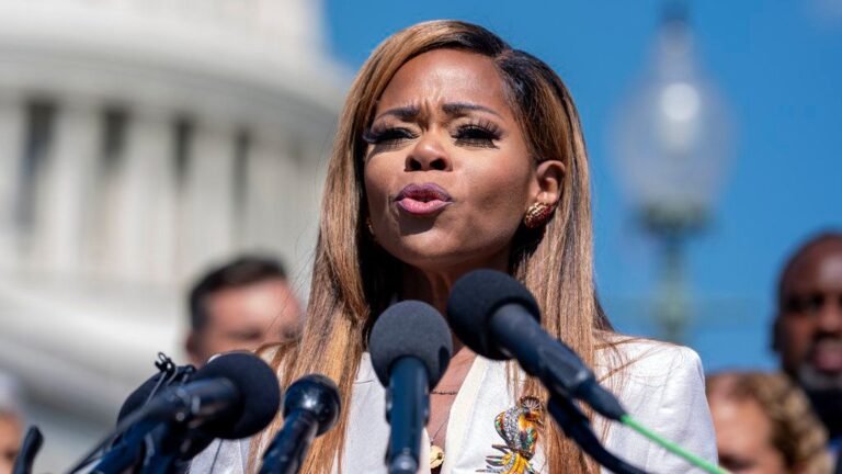 Acusan congresista de Florida de robar fondos federales