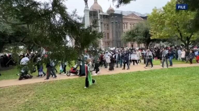 Demanda al gobernador de Texas por designación terrorista