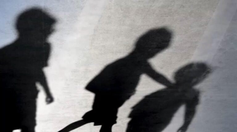 Las autoridades de Florida rescatan a más de cien niños