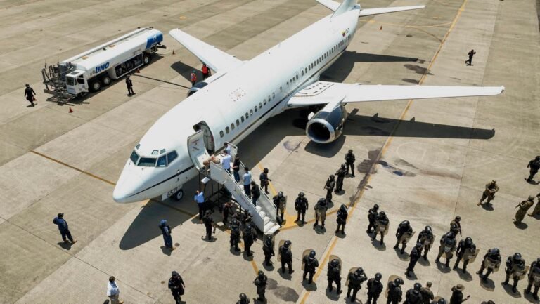 Kristi Noem pudo ignorar orden de deportaciones a El Salvador