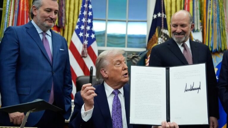 Trump firma orden ejecutiva para bloquear regulaciones