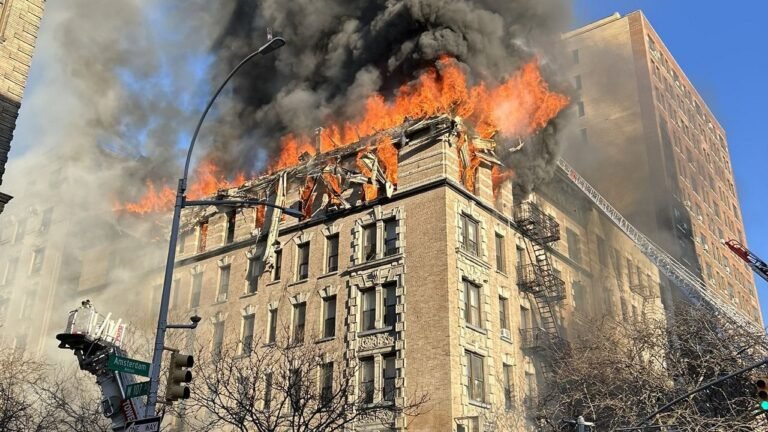 Cuatro heridos en incendio en edificio en el Upper West Side