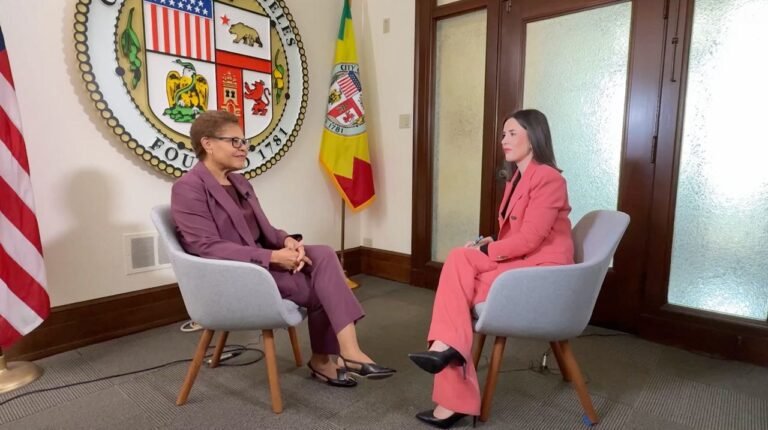Entrevista exclusiva con la alcaldesa Karen Bass