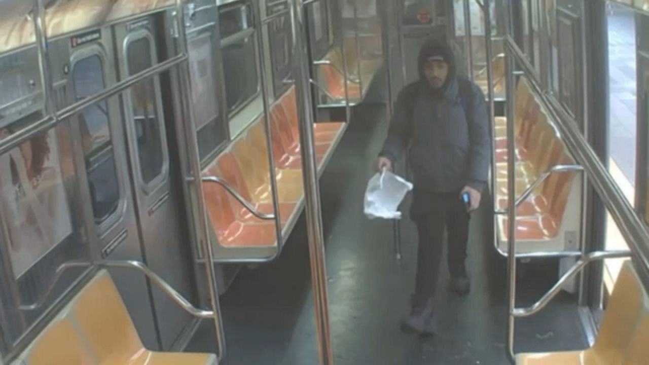 Acusan a adolescente de prender fuego a hombre en el metro