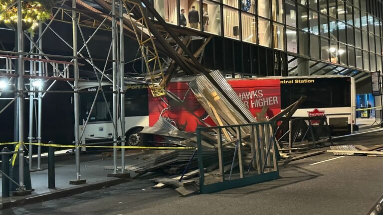 Un autobús choca contra un andamio en Midtown