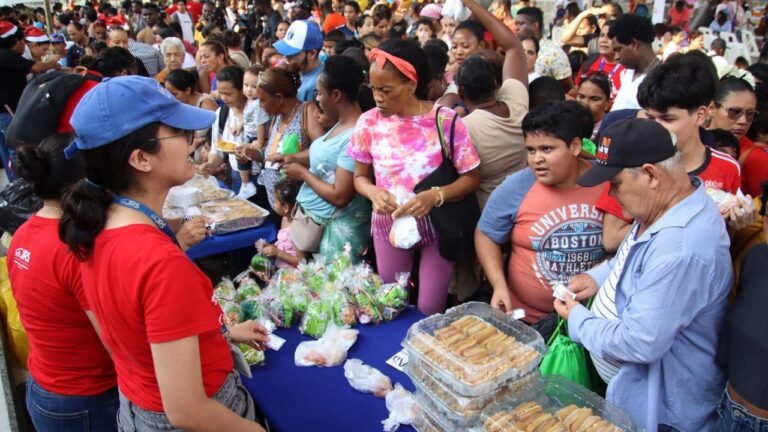 Migrantes en frontera norte y sur de México celebran la Navidad