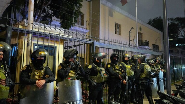 Perú refuerza vigilancia a embajada de México