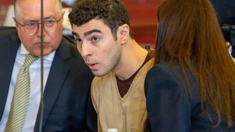 Luigi Mangione regresa a corte para audiencia en juicio